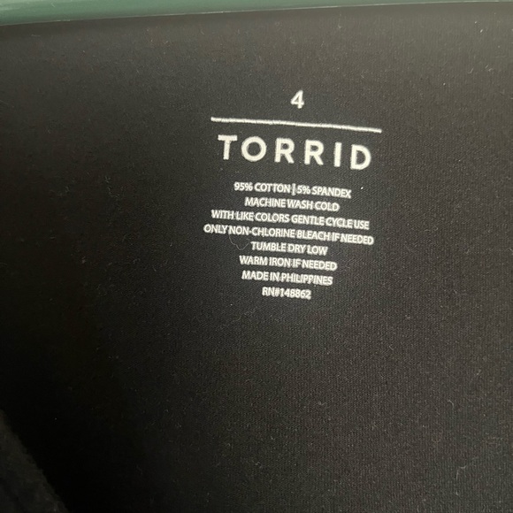 Torrid V neck no sleeve black shirt. 4X - Picture 4 of 4